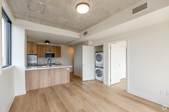 1BR, 1BA - 644SF - Salon - 11 Robert