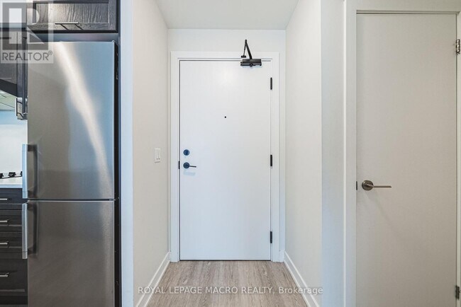 Photo du bâtiment - 600 N Service Rd
