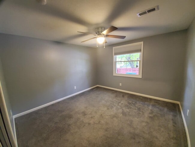 Building Photo - 3041 La Vista Dr