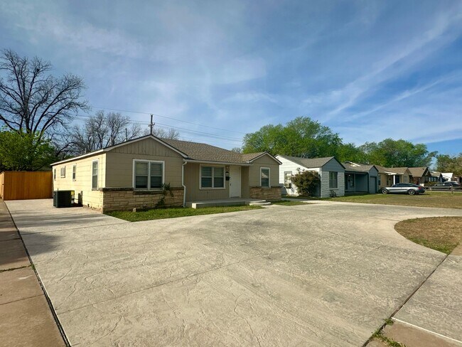 Foto del edificio - Spacious 3/2 on a Corner Lot!