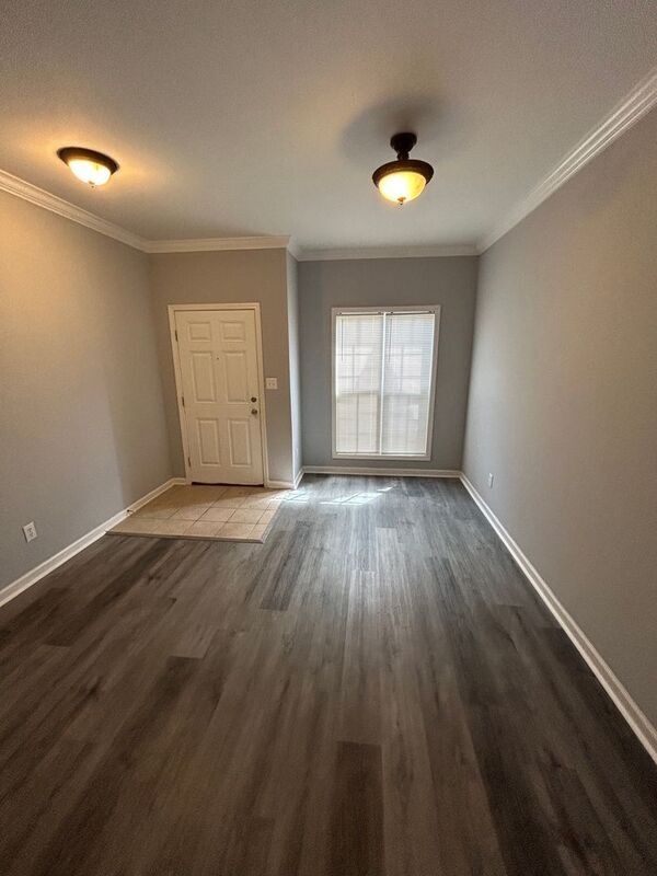 Building Photo - 2028 Queens Ct