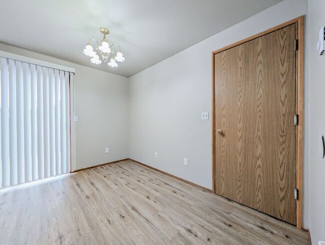 Building Photo - Move-in ready and beautifully maintained 3-bedroom, 2-bath rambler with a 2-car garage!