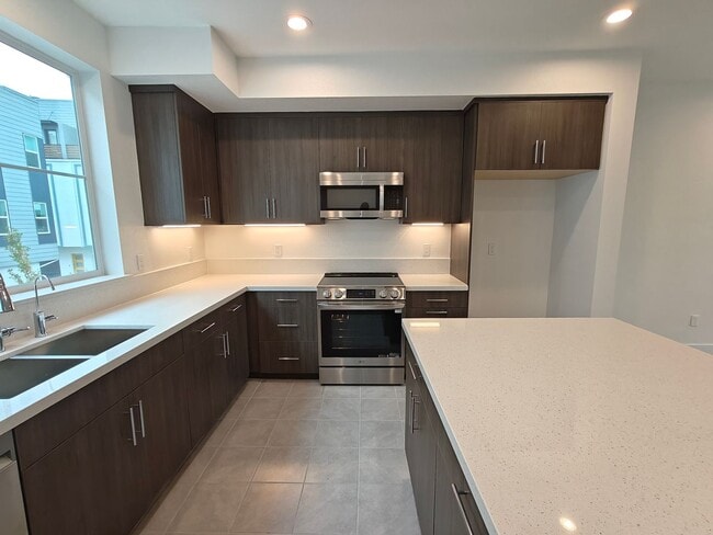 Building Photo - 259 Montague Expy