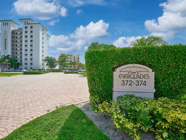 Building Photo - 374 Golfview Rd