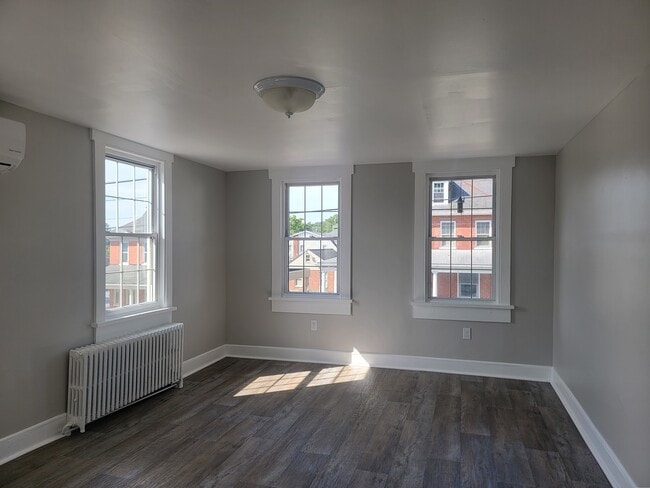 Building Photo - 213 N Market St