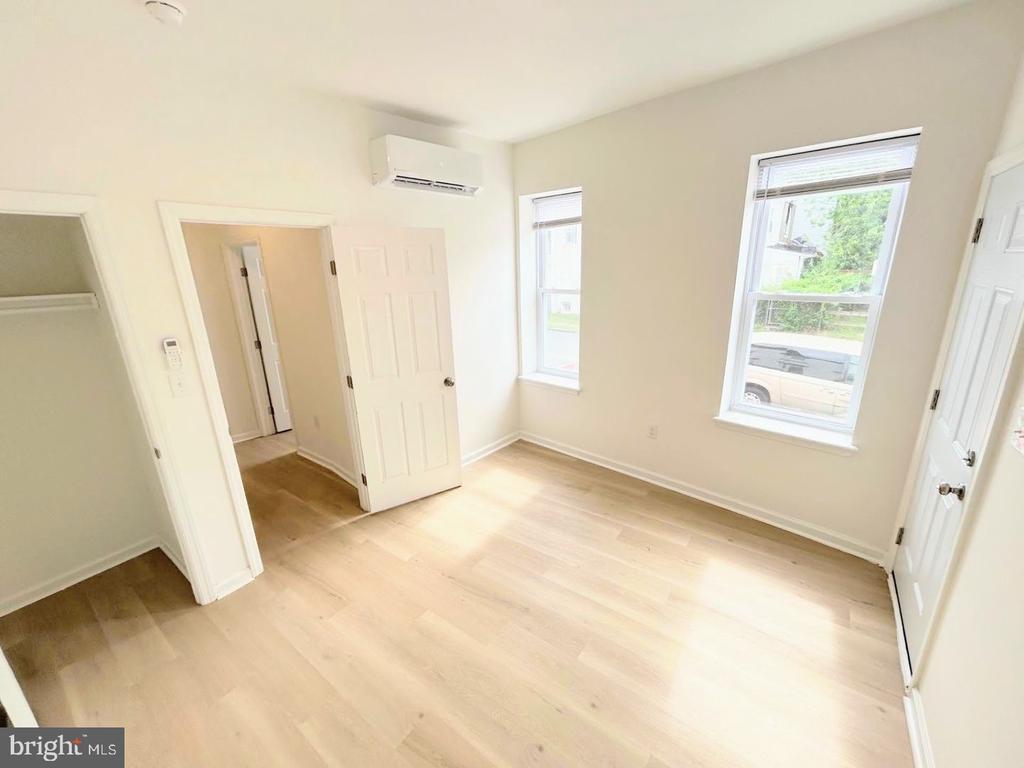 Foto principal - 5031 W Girard Ave