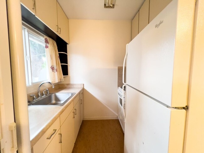Building Photo - 1027