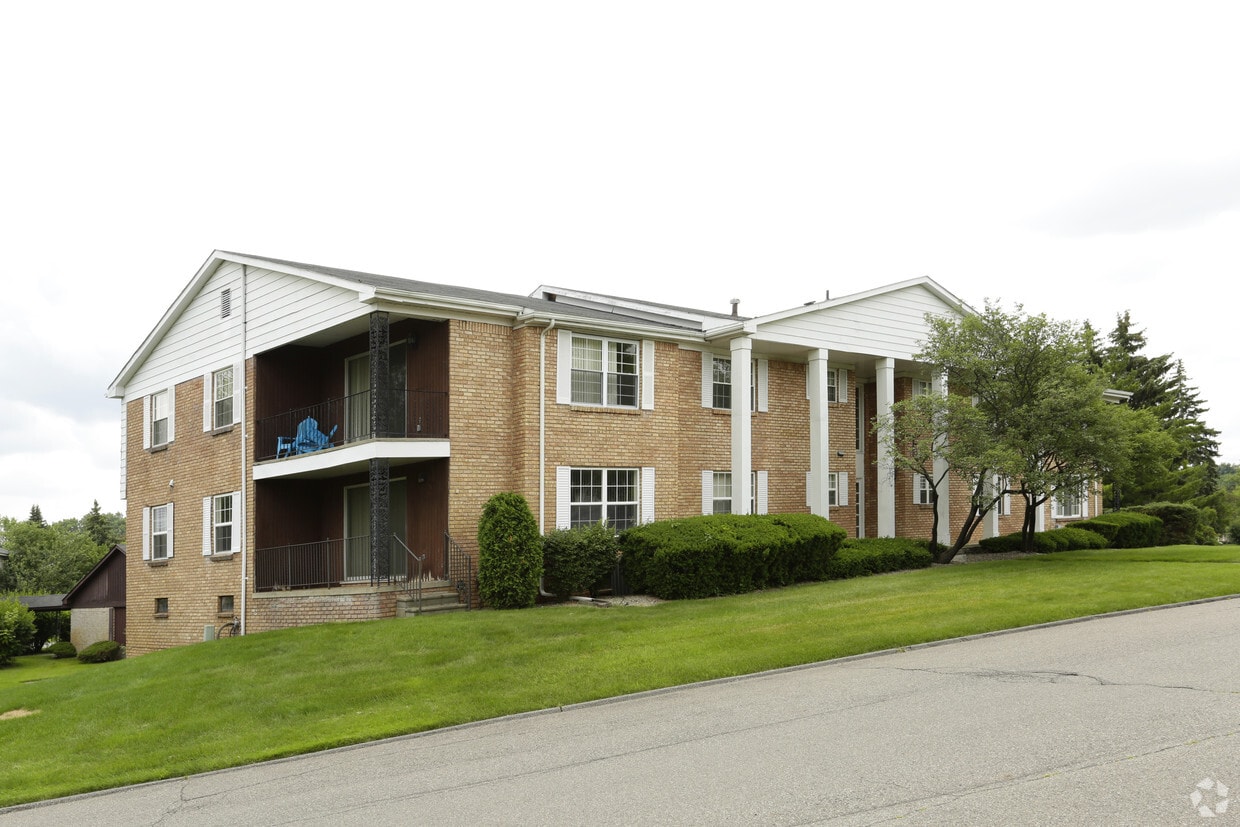 Hunters Ridge Apartments in Farmington Hills, MI