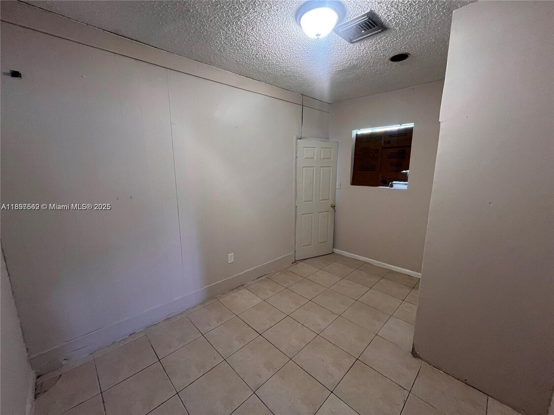 Foto del edificio - 1330 NE 212th Terrace