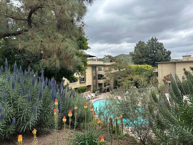 Foto del edificio - 6708 Hillpark Dr