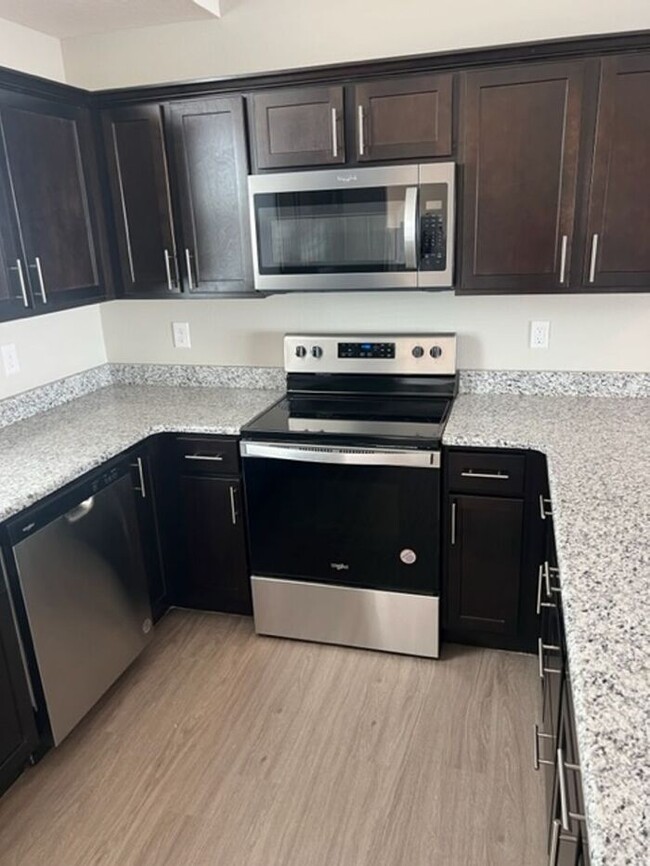 Building Photo - Public Avenue Townhomes in Clever!!! Move ...