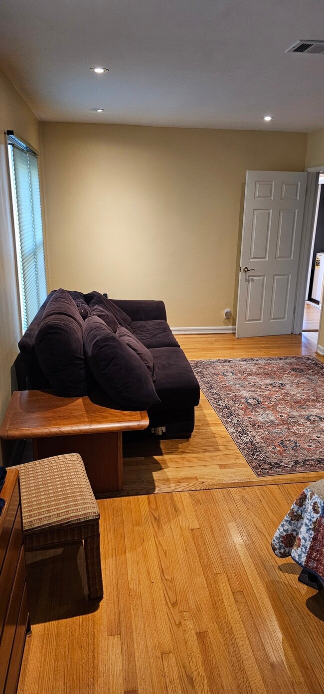 Foto del edificio - 1301 Lynngrove Dr