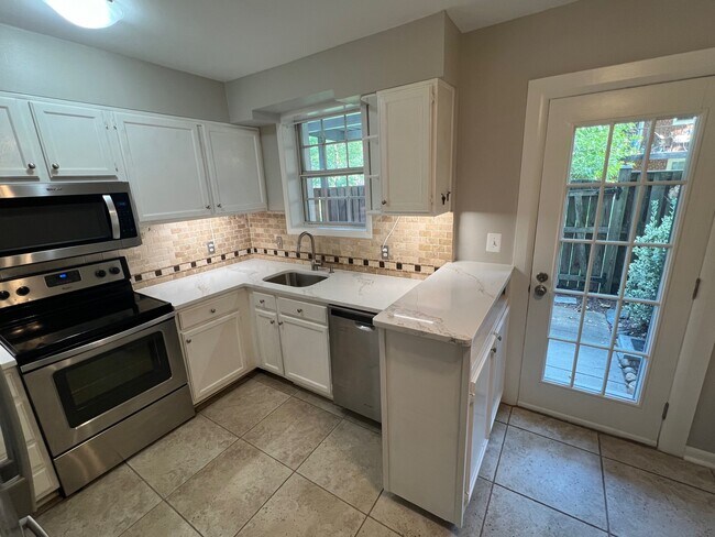 Cocina luminosa y renovada con electrodomésticos nuevos. - 2507 S Walter Reed Dr