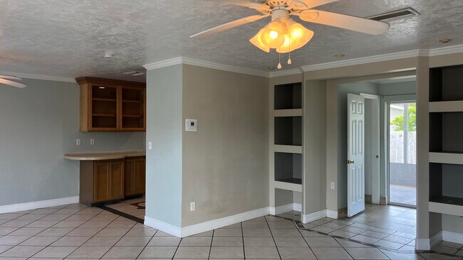Building Photo - 585 Pelican Dr
