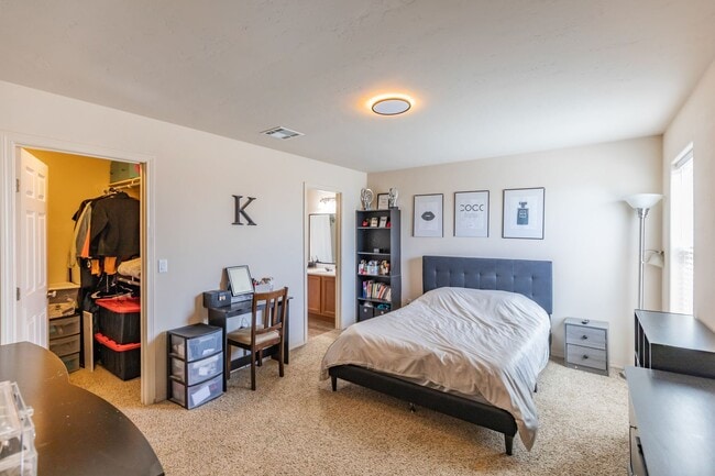 Building Photo - 3 Bedroom, 2 Bath in a Private Cul De Sac