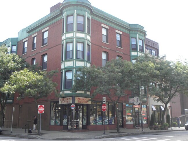 Building Photo - 701 W Willow St