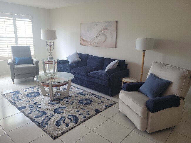 Sala de estar luminosa y alegre - 4200 Belair Ln