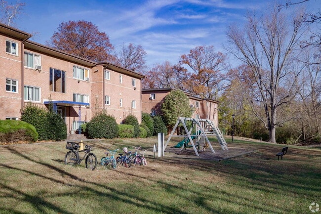 Foto del edificio - 2 Bedroom Apartment in Convenient Woodbridge Location – Friendship Place Apartments