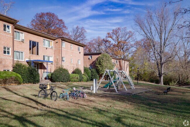 Building Photo - 2 Bedroom Apartment in Convenient Woodbridge Location – Friendship Place Apartments