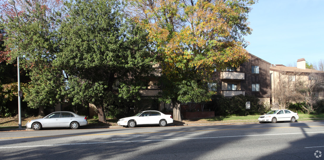 Foto del edificio - 17149 Chatsworth St