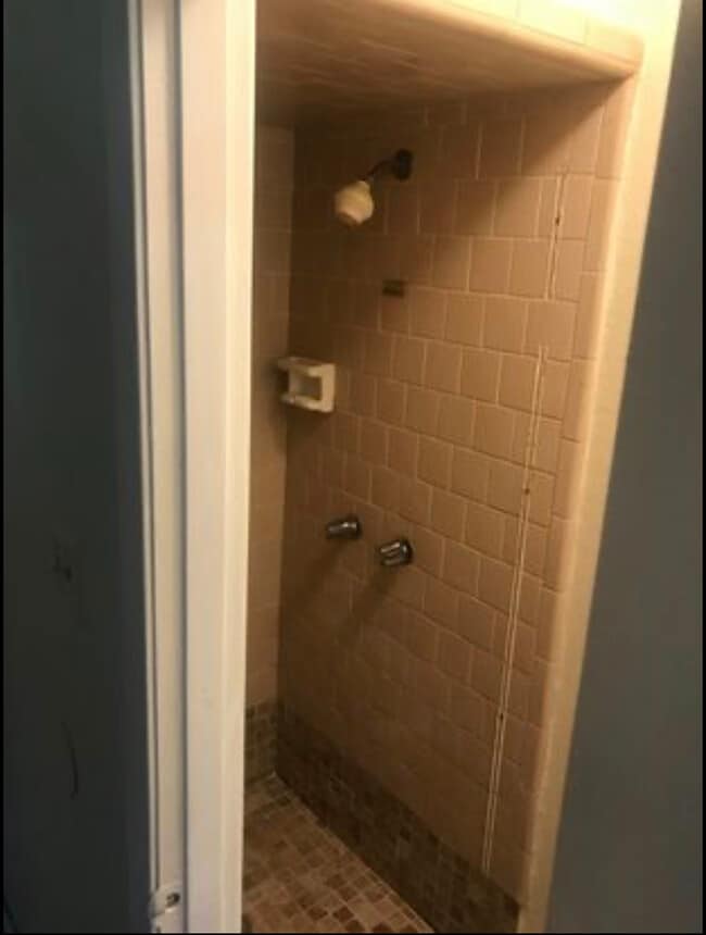 Foto del edificio - 615 Emerald Dr