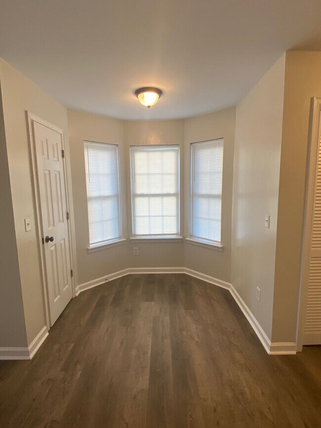 Building Photo - 2 bed 2 bath duplex