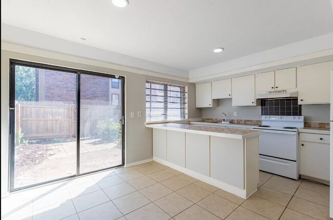 Foto del edificio - 6601 Poplar Ave