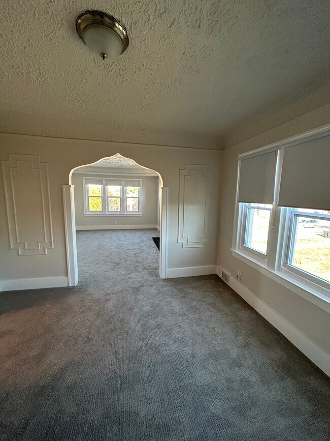 Building Photo - 12400 Santa Rosa Dr
