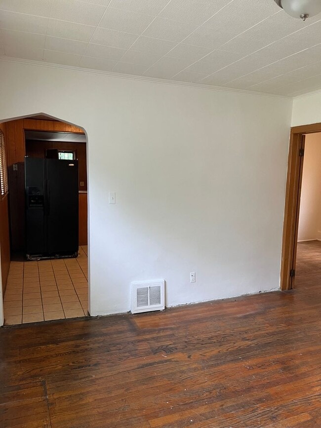 Building Photo - 3 bedroom - 1 bath  $1095/month