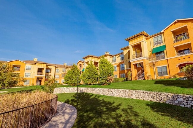 Building Photo - 701 Center Ridge Dr