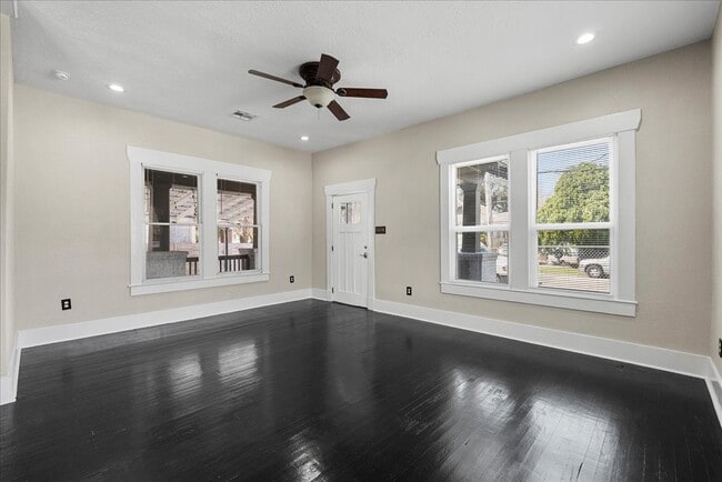 Building Photo - 213 Grace St