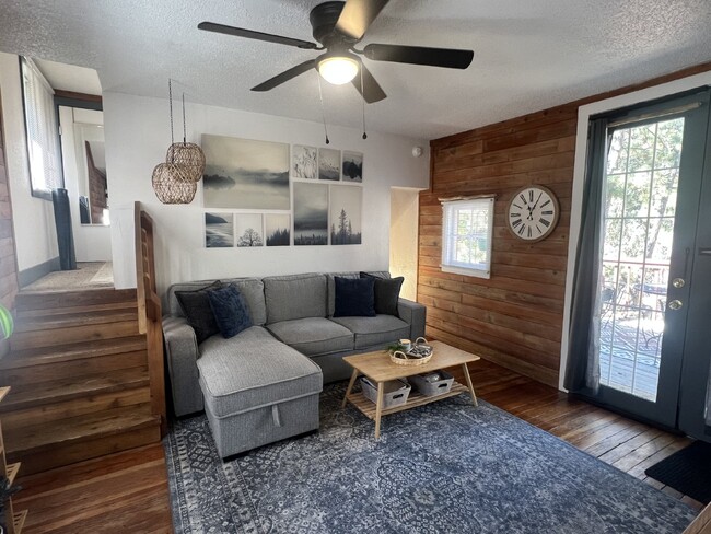 Foto del edificio - Adorable 1.5 bd/1ba Cabin In Downtown Ever...