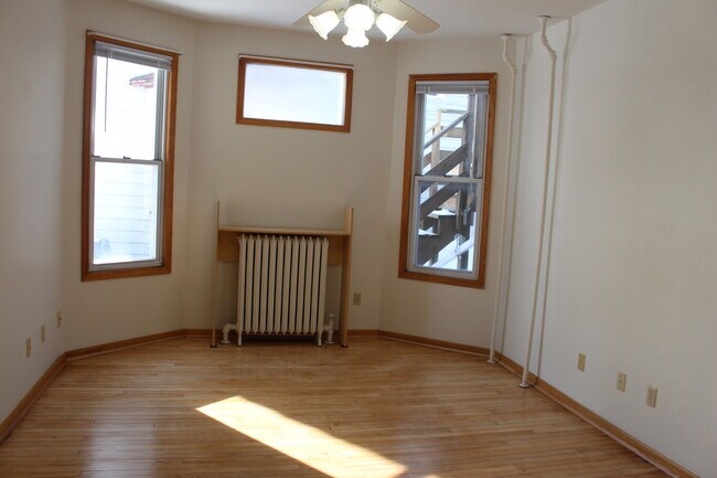 Building Photo - 715 22nd Ave E