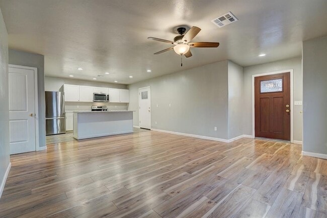 Building Photo - 401 Debra Ct