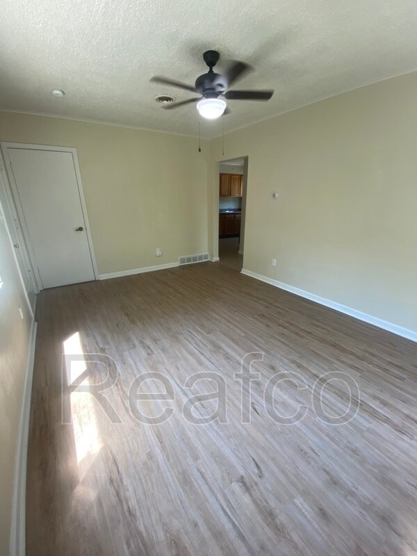 Building Photo - 1432 1/2 Oakwood Ave