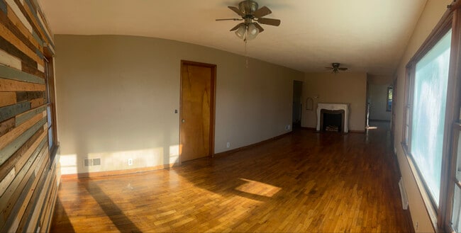 Foto del edificio - 2581 E Main St