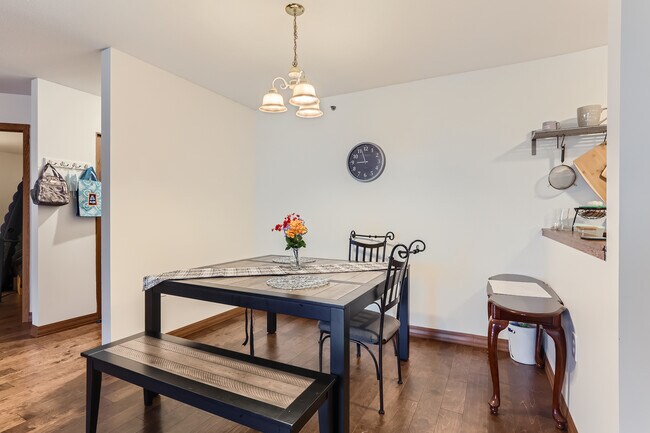 Foto del edificio - 6500 Woodlake Dr