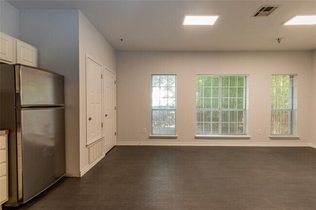Building Photo - 2204 San Gabriel St