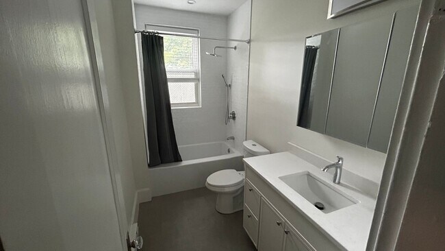 Building Photo - Newly renovated 3 Bed 1 Bath available NOW
