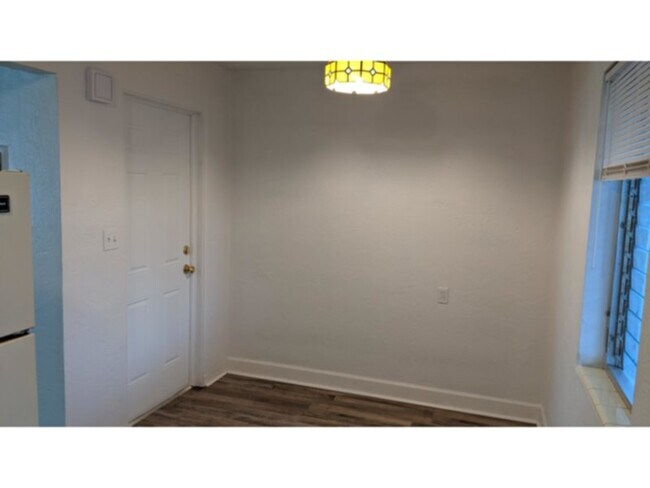 Foto del edificio - Steps from the Beach! 2 Bedroom 1 Bath Bun...