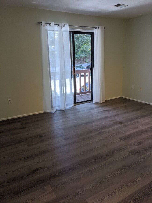 Livingroom with Balcony - 920 Southbridge St
