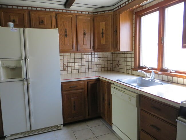 kitchen - 15 Lake Catalpa Rd