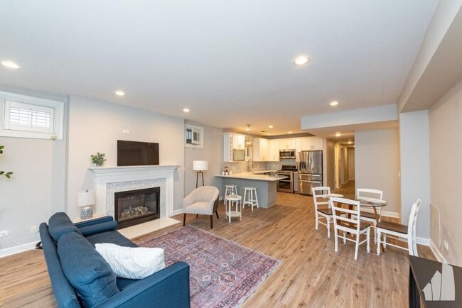 Building Photo - 2 bedroom in Chicago IL 60657