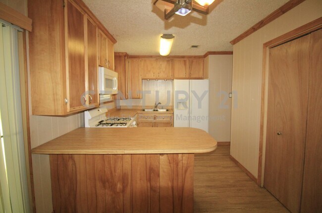 Foto del edificio - Lovely 3/2 with 2 Car Carport in Denton Fo...