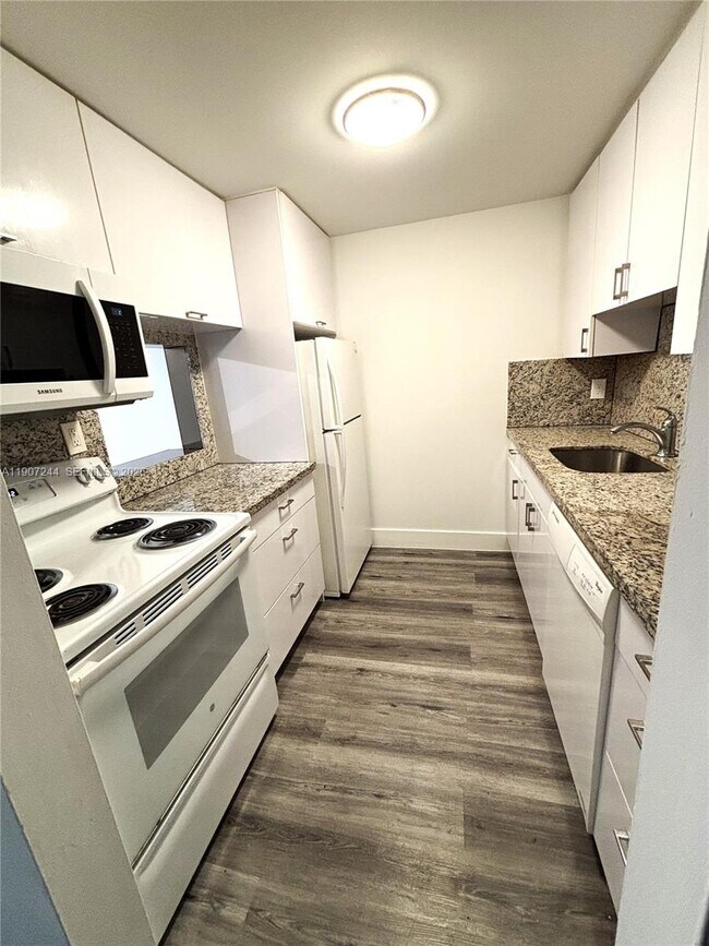 Foto del edificio - 14321 N Kendall Dr