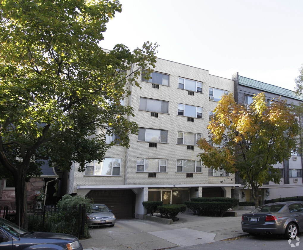 Stratford House Apartments in Chicago, IL