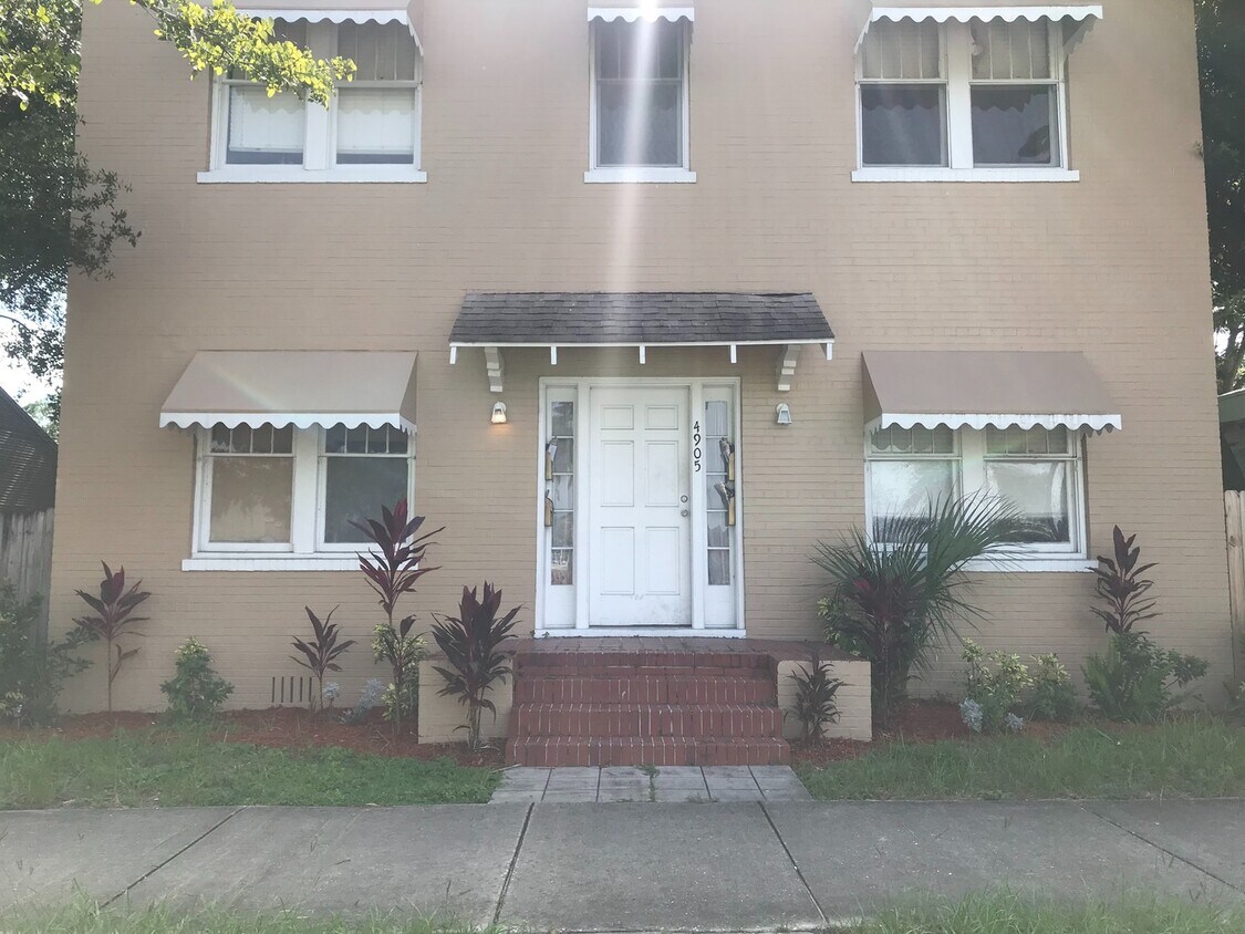 Foto principal - 1 Bed/1 Bath Apartment across from Hillsbo...