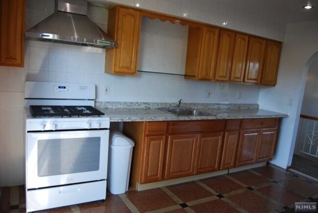 Building Photo - 444 Sylvan St