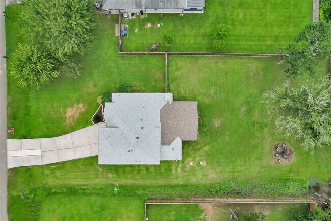 Building Photo - 7223 Wedgewood Dr