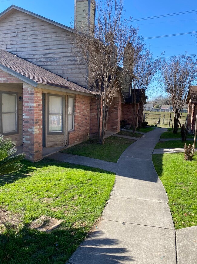 Pasarela - 10619 Starcrest Dr